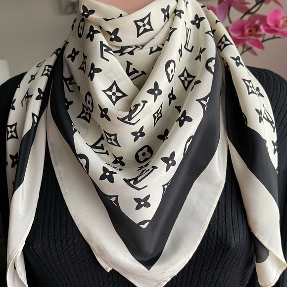 Louis Vuitton Monogram Silk Scarf.🍂🍁 - Picture 4 of 12